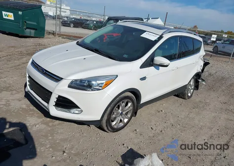 2016 Ford Escape Titanium z USA, uszkodzony, nr VIN 1FMCU9J91GUC53569